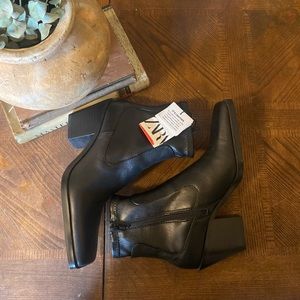 LEATHER HEELED SQUARE TOE BOOT - BOOTIES